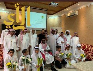 طلاب وطالبات الرياض يقدمون الهدايا للمسنين