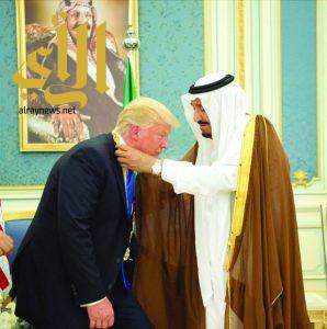 خادم الحرمين الشريفين يستقبل الرئيس ترامب ويقلده وسام الملك عبدالعزيز